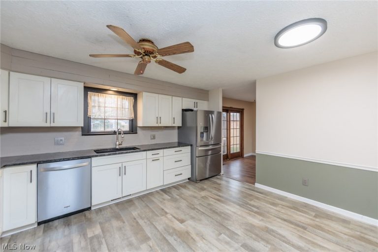 1010 Royal Drive, Amherst, OH - Photo 6