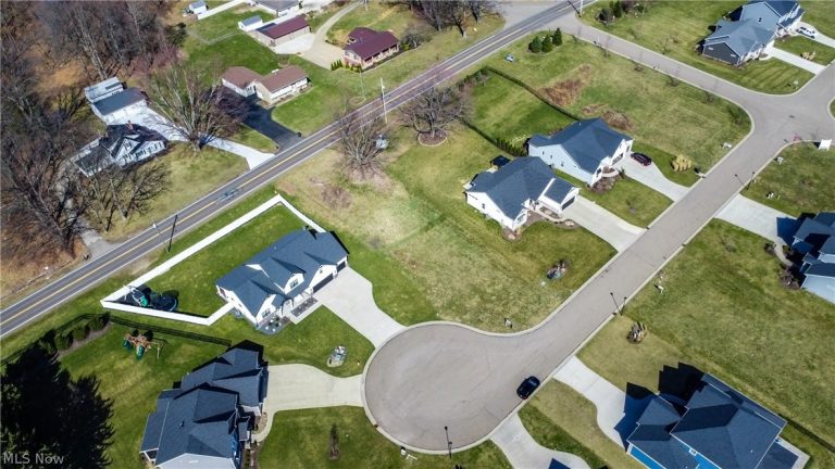 5727 Shadow Ridge Circle, North Canton, OH - Photo 2