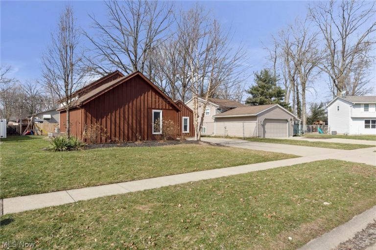 110 Wilshire Court, Elyria, OH - Photo 4