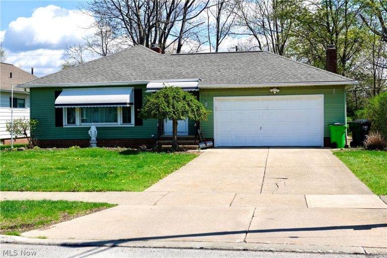 1661 Chelmsford Road, Mayfield Heights, OH - Photo 2