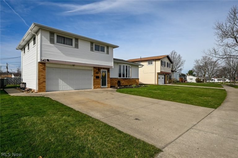 6878 Lantern Lane, Parma Heights, OH - Photo 3