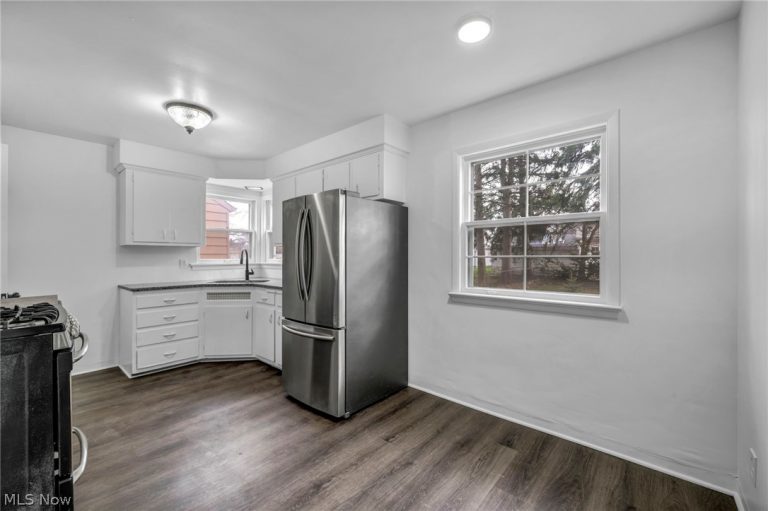 4413 Torrington Avenue, Parma, OH - Photo 5