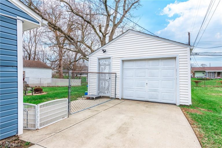 572 Bell Avenue, Elyria, OH - Photo 4