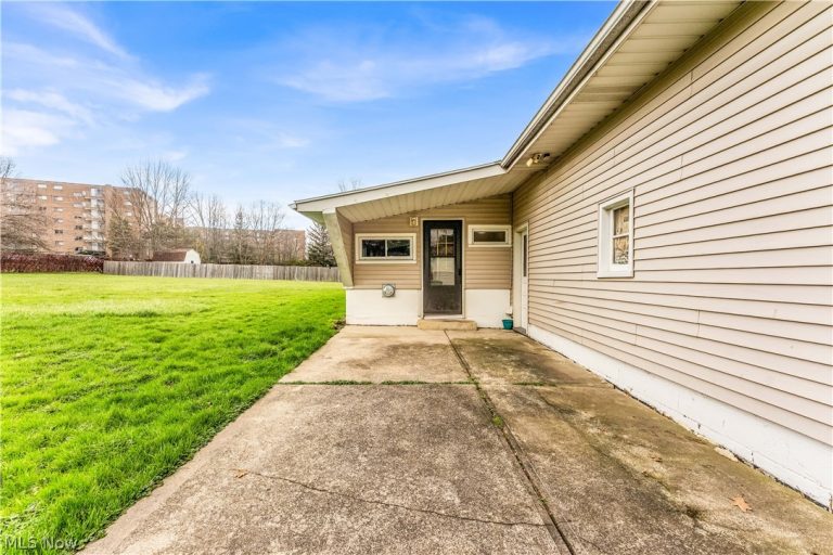 25121 Price Road, Bedford Heights, OH - Photo 4