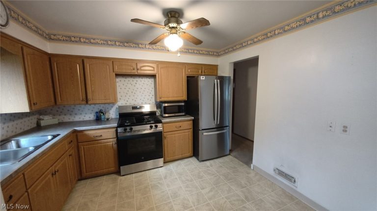 11531 Barrington Boulevard, Parma Heights, OH - Photo 8