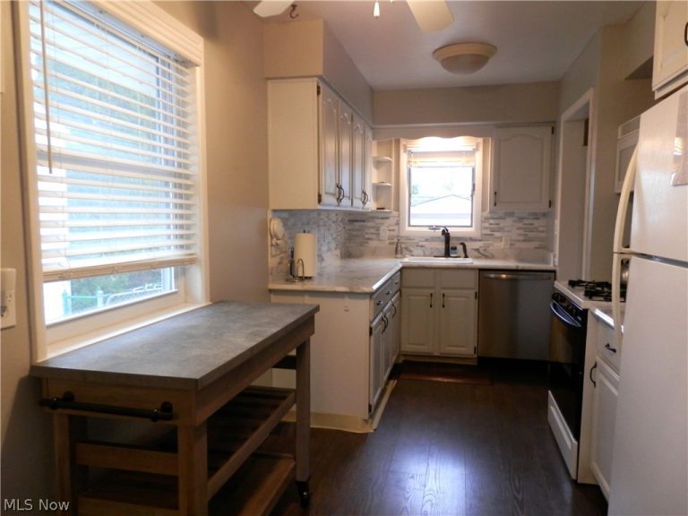30153 Truman Avenue, Wickliffe, OH - Photo 8