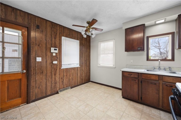 12809 Mcgowan Avenue, Cleveland, OH - Photo 5