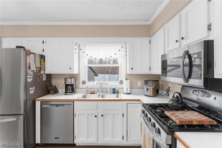 545 Meadowland Court, Hubbard, OH - Photo 6