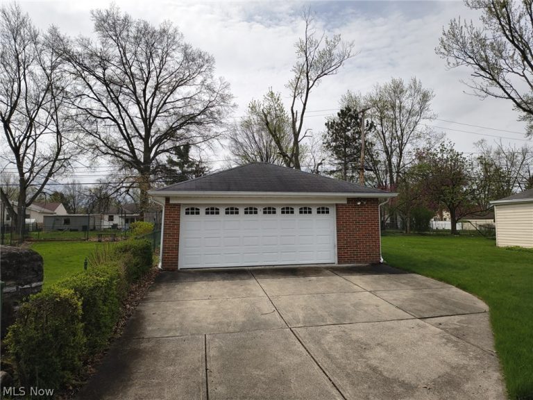 11531 Barrington Boulevard, Parma Heights, OH - Photo 3