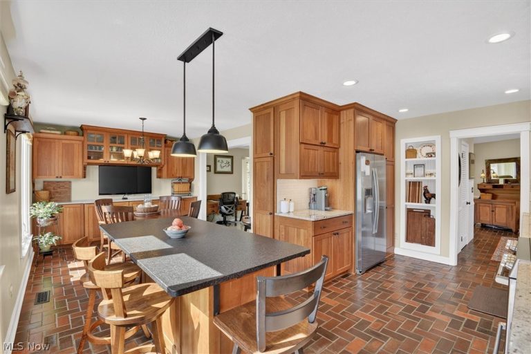 19825 Deer Run Lane, Strongsville, OH - Photo 4
