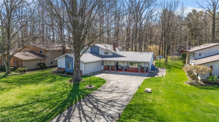 27491 Linwood Circle, North Olmsted, OH - Photo 2