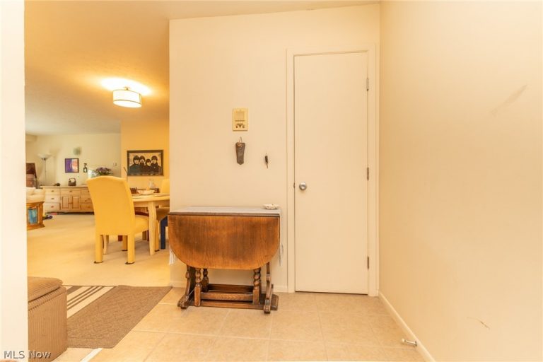2112 Acacia Park Drive #220, Lyndhurst, OH - Photo 2