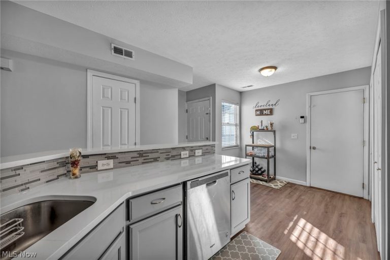 6707 Woodruff Court, Middleburg Heights, OH - Photo 6