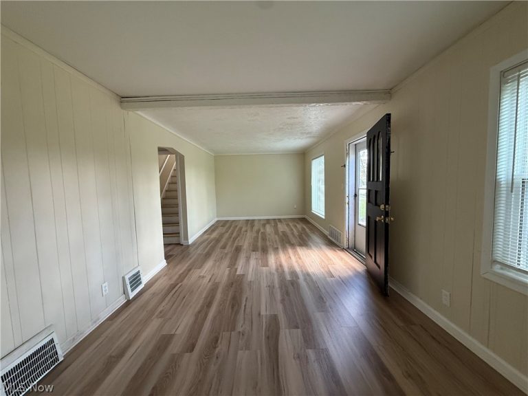 18505 Raymond Street, Maple Heights, OH - Photo 3