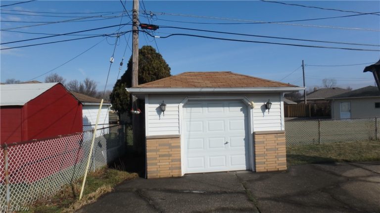 9638 Idlewood Drive, Brooklyn, OH - Photo 2