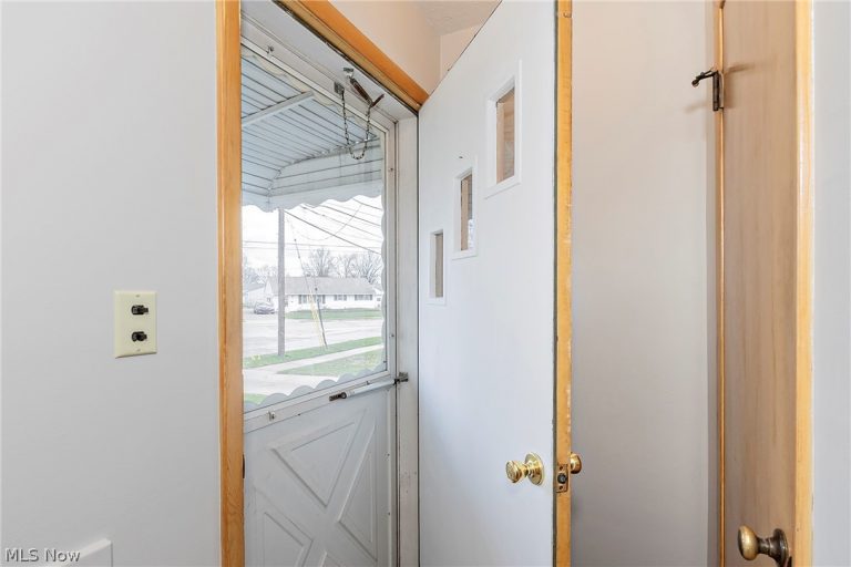 30104 Warren Road, Wickliffe, OH - Photo 3