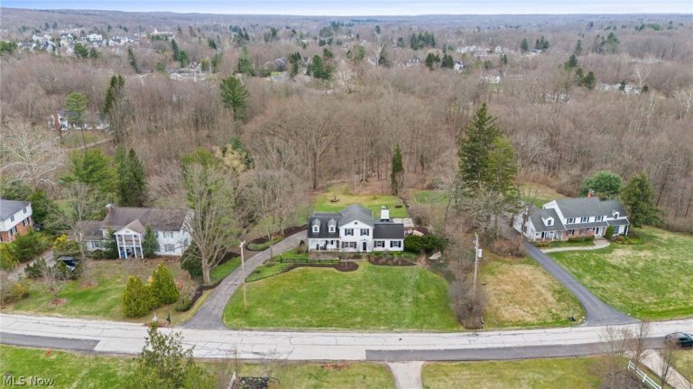 118 Kenton Road, Chagrin Falls, OH - Photo 2