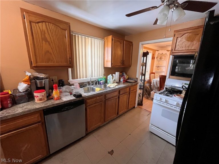 16512 Stockbridge Avenue, Cleveland, OH - Photo 8