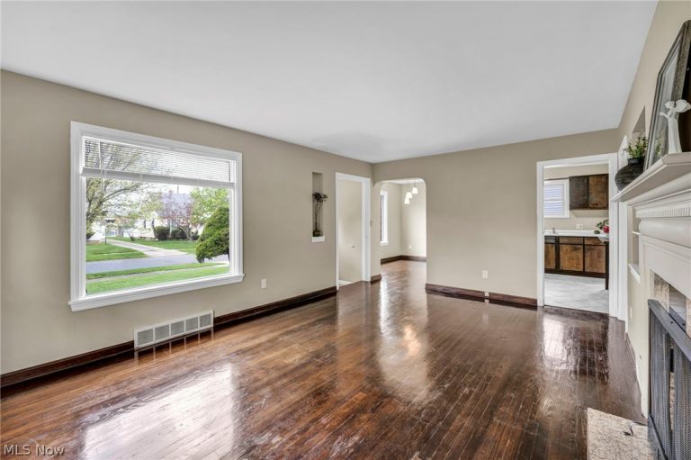 1371 Cranover Road, Lyndhurst, OH - Photo 5