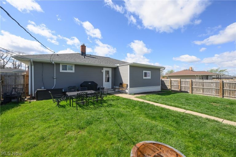 9596 Reichert Road, Parma, OH - Photo 3