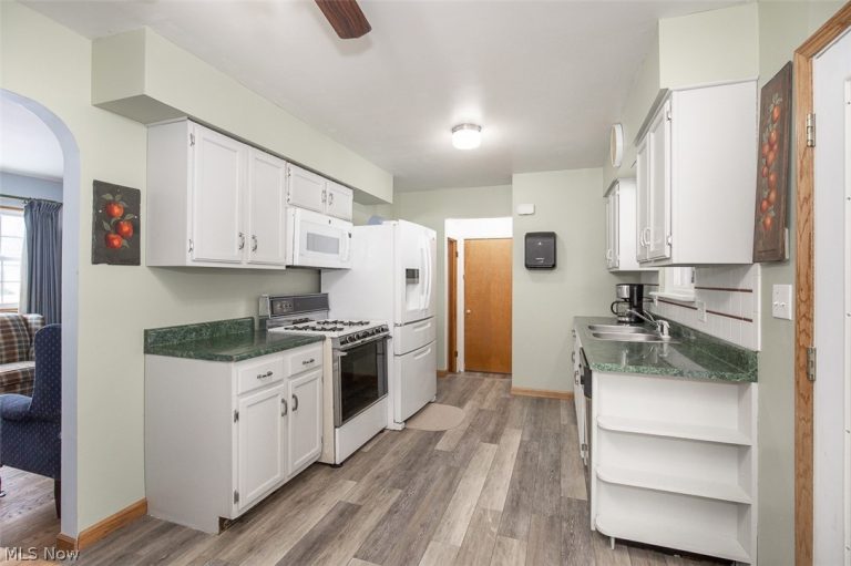 837 Jamestown Avenue, Elyria, OH - Photo 8