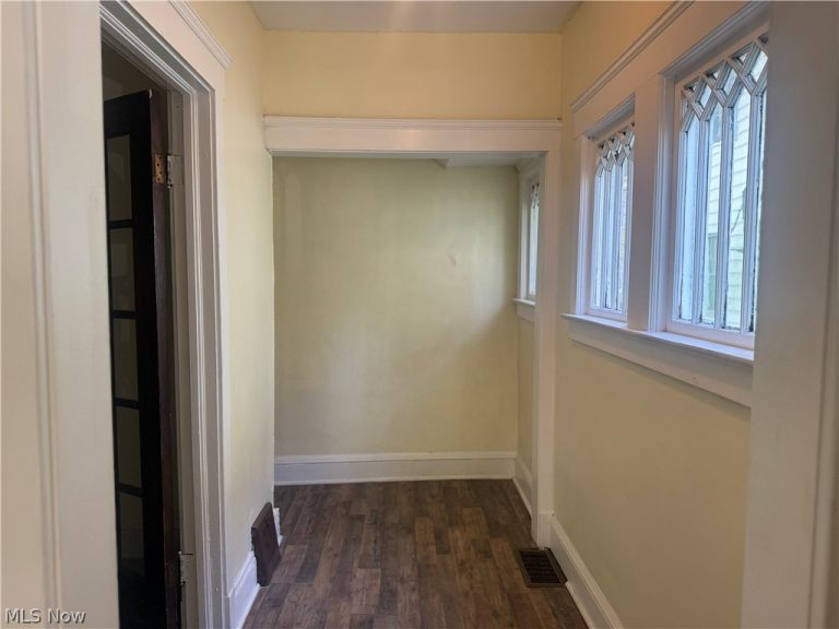 10318 Somerset Avenue, Cleveland, OH - Photo 2