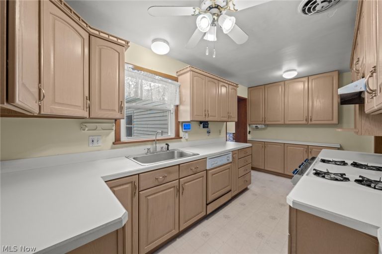 2031 Pleasant Valley Road, Parma, OH - Photo 8