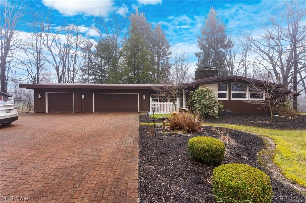 2479 Tibbetts Wick Road, Girard, OH