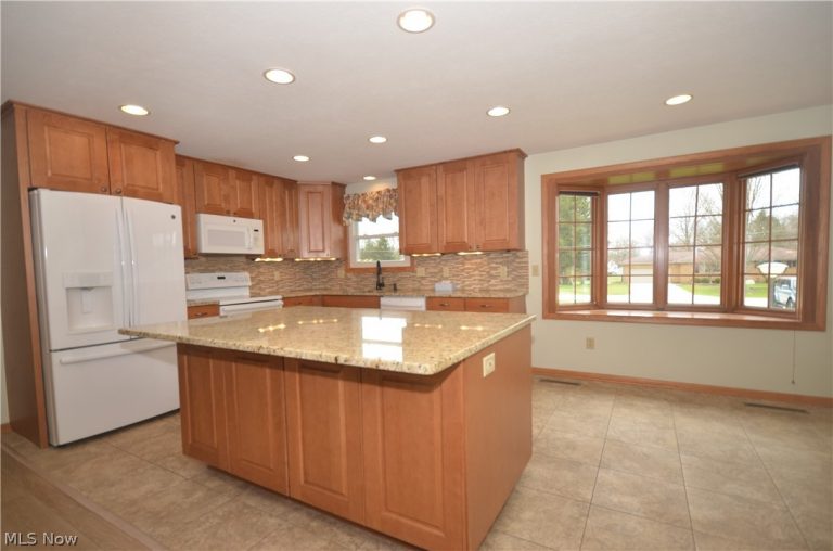 987 Howard Drive, Tallmadge, OH - Photo 4