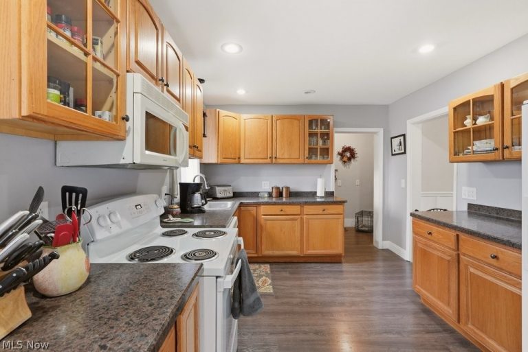 7981 Kinsman Road, Novelty, OH - Photo 4