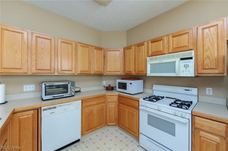 18608 Southporte Drive, Strongsville, OH - Photo 8