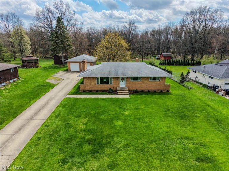 10073 Delsy Drive, North Royalton, OH - Photo 2