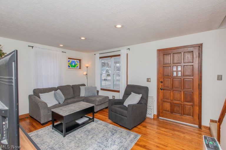 299 Inwood Boulevard, Avon Lake, OH - Photo 4