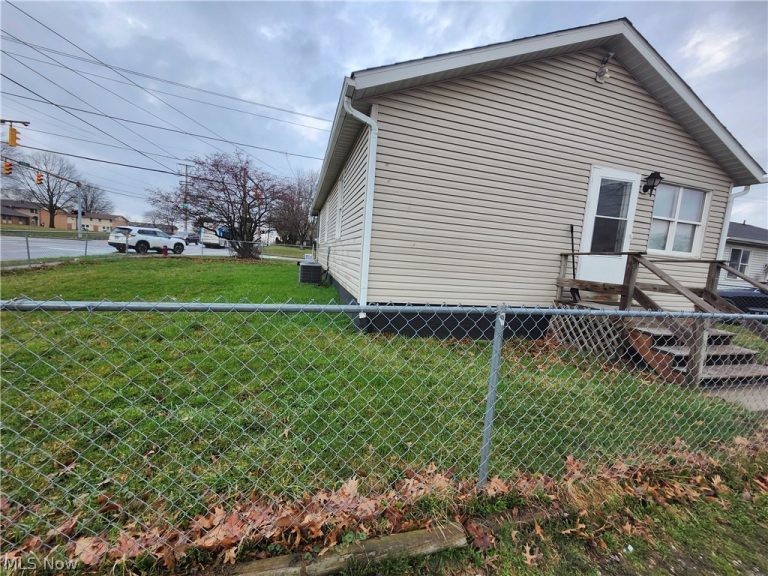 3002 Harmont Avenue, Canton, OH - Photo 6