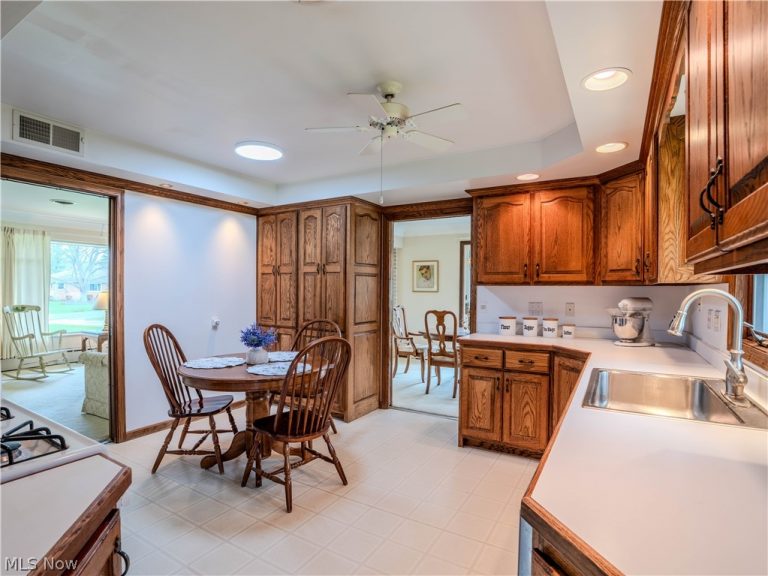 10073 Delsy Drive, North Royalton, OH - Photo 8