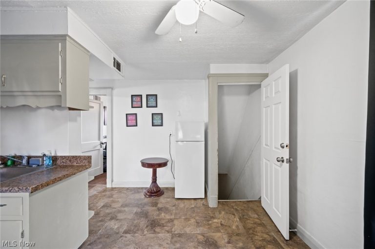 9519 Preston Avenue #UP, Cleveland, OH - Photo 8