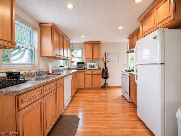 307 Hilltop Drive, Chardon, OH - Photo 3