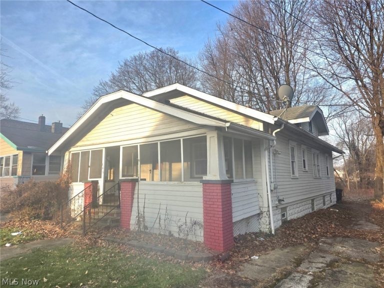 646 Columbia Avenue, Akron, OH - Photo 2
