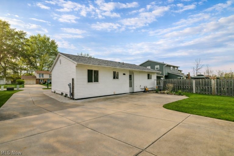652 Saint Lawrence Boulevard, Eastlake, OH - Photo 3