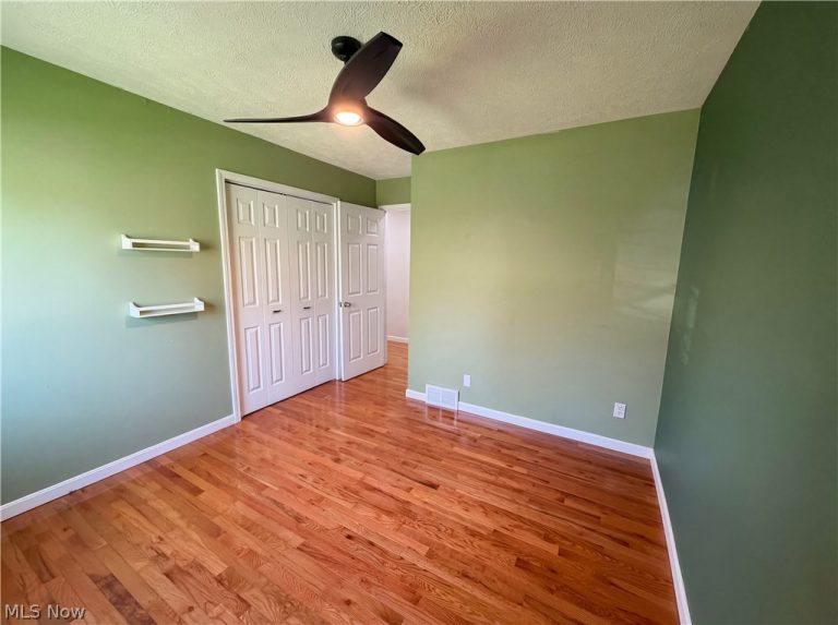 7049 Woodland Avenue, Chagrin Falls, OH - Photo 4