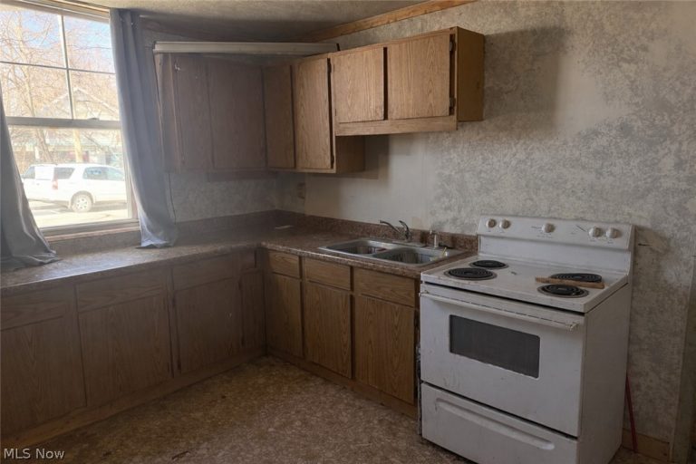 204 Trenton Avenue, Uhrichsville, OH - Photo 4