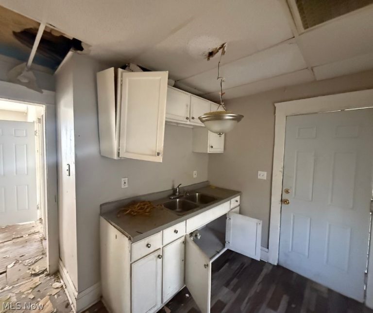 1276 133rd Street, East Cleveland, OH - Photo 3
