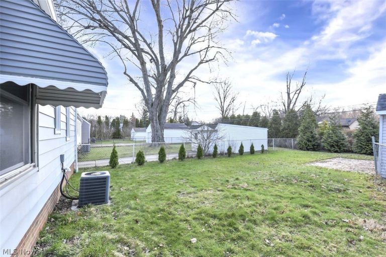 5012 Barton Road, Lyndhurst, OH - Photo 5