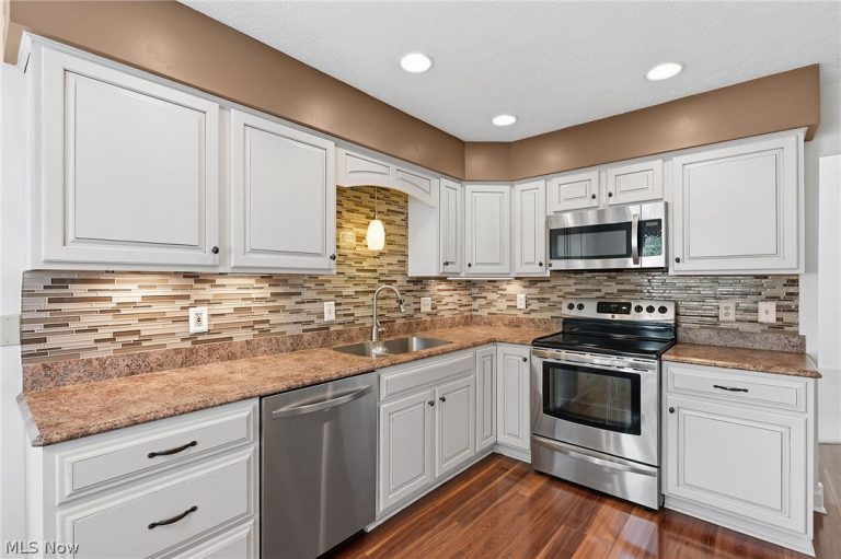 889 Lynnhaven Lane, Akron, OH - Photo 2