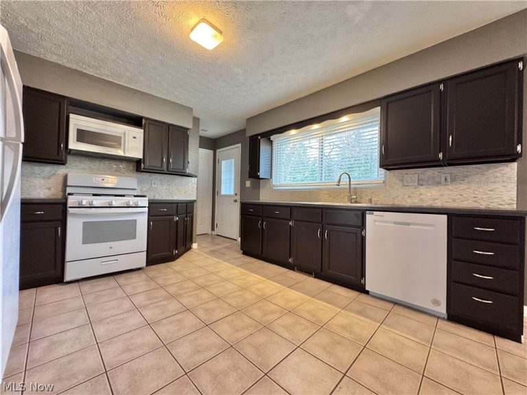 4230 Selkirk Avenue, Austintown, OH - Photo 8