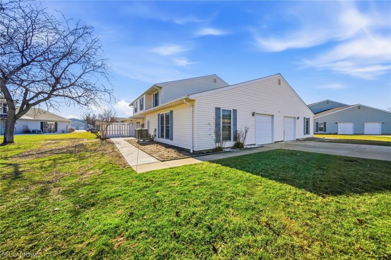 7981 Carriage Circle #B, Mentor, OH - Photo 2