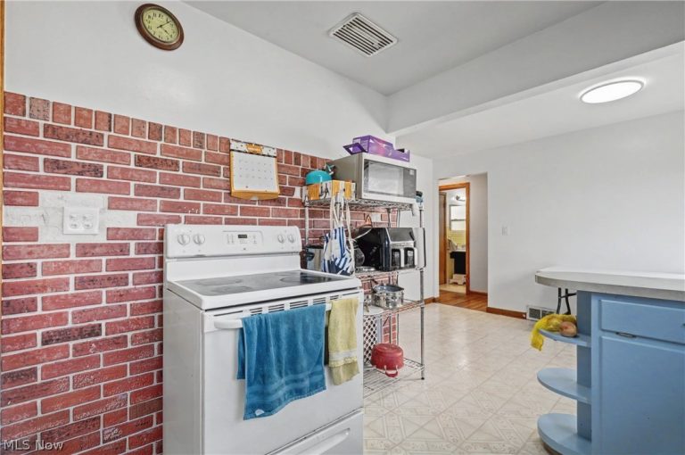 97 Rosary Drive, Campbell, OH - Photo 8