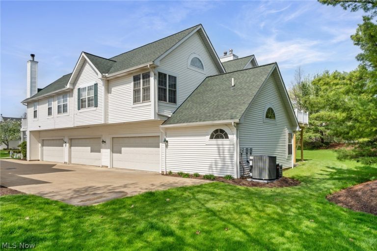 116 Vista Court, North Olmsted, OH - Photo 2