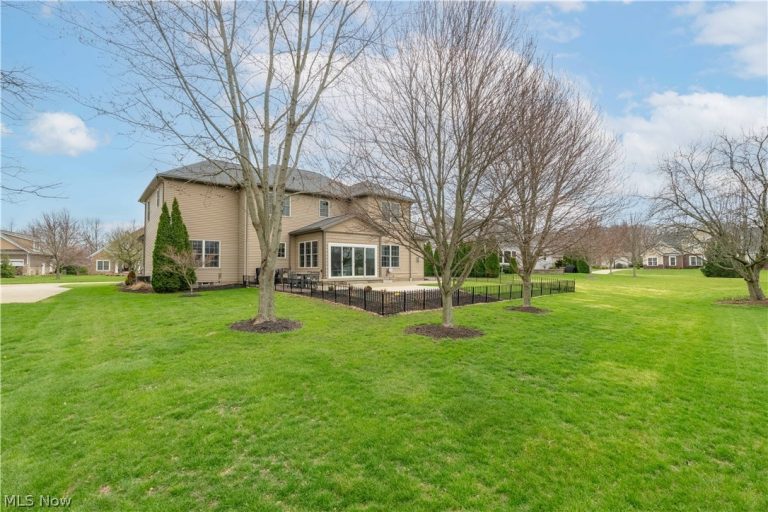 6607 Woodbridge Circle, Massillon, OH - Photo 8