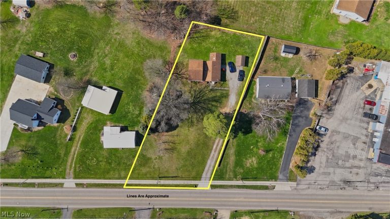 819 Fairfield Avenue, Columbiana, OH - Photo 2